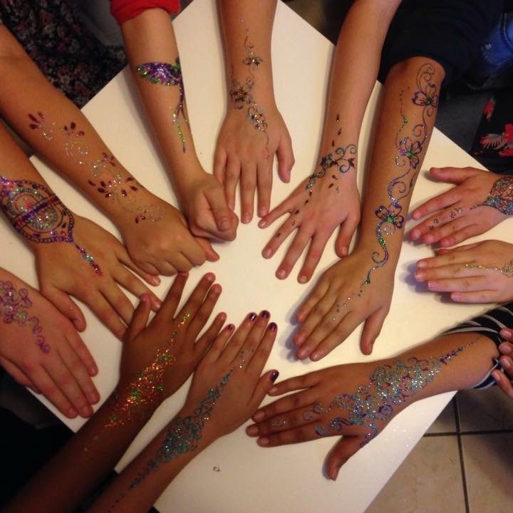 Mains ornées de henné coloré