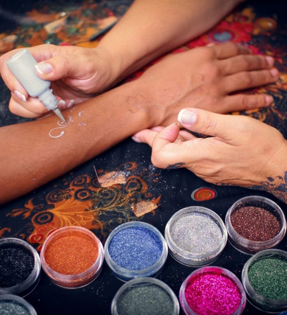 Dessin sur la peau avec paillettes